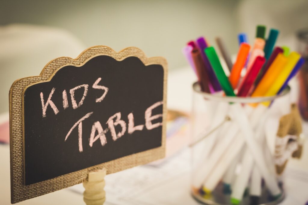 stół dla dzieci na weselu